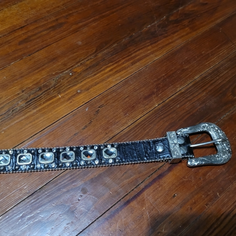 Longhorn buckle studded, leather belt. Women's medium - Picture 3 of 7